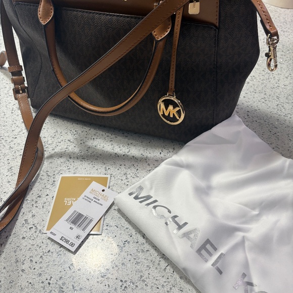 Michael Kors Handbags - 🔥 Large sized Michael Kors purse 100% Authentic!